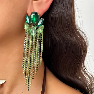 Detailansicht eleganter grüner Strass-Quastenohrringe mit Tropfen- und Ovalkristallsteckern.