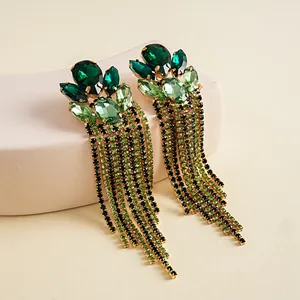 Detailansicht luxuriöser smaragdgrüner Strass-Ohrringe mit Quasten im Retro-Design