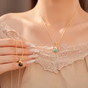 Detailopname van luxe 18k vergulde kalebas-hangers met tijgeroog en turkoois steen