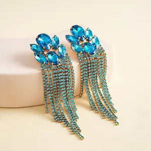 Nahaufnahme von glamourösen blauen Strass-Quastenohrringen mit Vintage-Tropfensteinen
