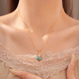Detail van 18k vergulde hulu kalebas ketting met turquoise-stijl stenen hanger