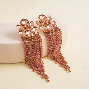Detailansicht von roségoldenen Quastenohrringen mit Pfirsichkristallen und Strass