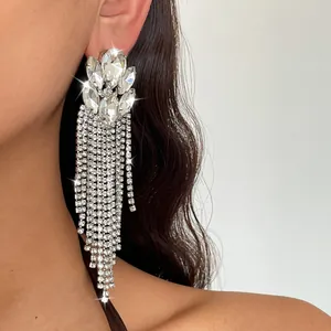 Detailaufnahme von luxuriösen Strass-Quastenohrringen mit Tropfenstecker am Modellohr