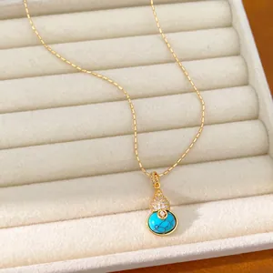 Detailopname van 18k vergulde kalebas hanger ketting met turkoois steen en zirkoon