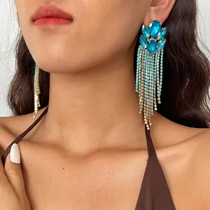 Detailansicht der eleganten blauen Strass-Quasten-Ohrringe am Modell getragen