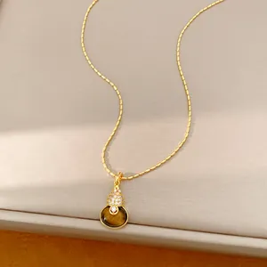 Detail van de 18k vergulde kalebas ketting met tijgeroog steen en schitterende zirkoon