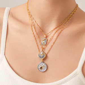 Vue détaillée du collier triple rang doré avec pendentifs soleil et lune sur mannequin