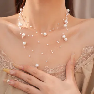 Détail d'un collier de perles fantaisie multicouches minimaliste avec un fil transparent élégant