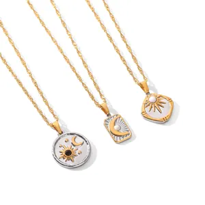 Vue détaillée de trois colliers avec pendentifs soleil et lune dorés sur fond blanc