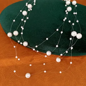 Gros plan détaillé montrant le design multicouche d'un collier de perles blanches sur velours