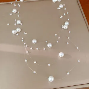 Élégant collier de perles multicouche avec effet flottant sur des fils invisibles