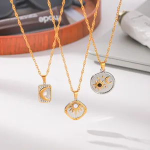 Vue détaillée de trois pendentifs célestes soleil et lune en finition or et argent