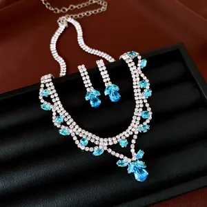 Vue détaillée de l'ensemble de bijoux en argent avec pierres de zircon bleu clair en goutte