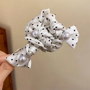 Elegante witte haarklem met polkadot stoffen strik en parels voor een stijlvol kapsel accessoire