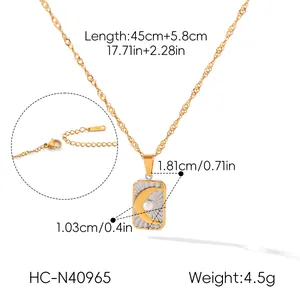 Vue détaillée du collier pendentif lune et soleil en or 18 carats avec dimensions.