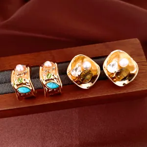 Boucles d'oreilles vintage en or 18k avec perles et pierres précieuses en détail