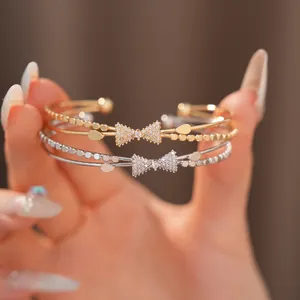 Detailaufnahme eleganter zweilagiger Armreifen mit Schleife und Zirkonia-Besatz