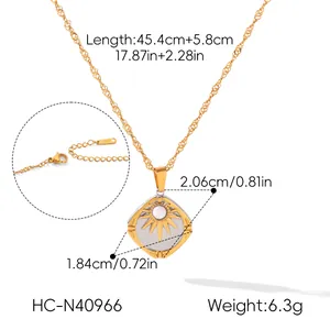 Vue détaillée du collier pendentif soleil plaqué or 18k avec dimensions et poids