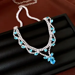 Élégant collier pendentif goutte d'eau en zircon argenté avec cristaux bleus sur plateau