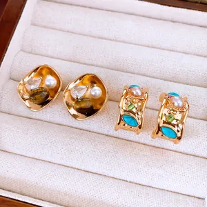 Vue détaillée de boucles d'oreilles vintage plaquées or 18k avec perles et pierres
