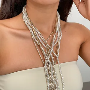 Primo piano di un'elegante collana multistrato con perle vintage e strass lucenti