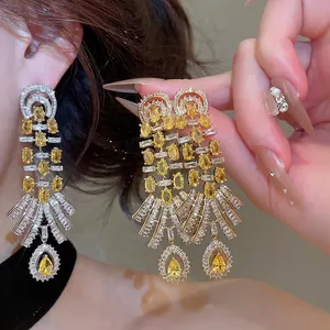 Elegante 18k vergoldete Kronleuchter-Ohrringe mit gelbem Zirkonia im Vintage-Palaststil