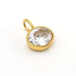 Pendentif ovale élégant en acier doré avec une zircone cubique à facettes claires
