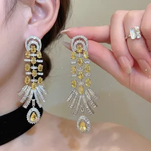 18k vergoldete Vintage-Ohrringe im Hofstil mit gelbem Zirkon-Wassertropfenanhänger.