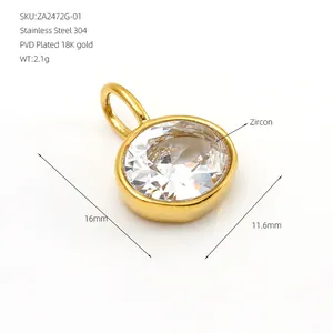 Vue détaillée du pendentif ovale en zircon blanc avec acier inoxydable plaqué or 18 carats