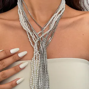 Vista dettagliata della collana a strati con perle vintage e nappe di strass per donna