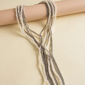 Dettaglio di una collana vintage multistrato con perle eleganti e strass brillanti