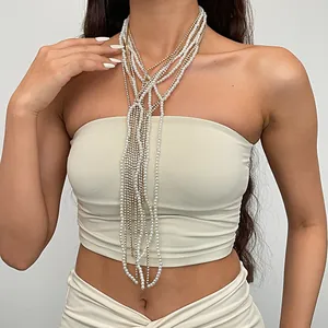 Primo piano di una collana vintage a più strati con perle e strass su una modella.
