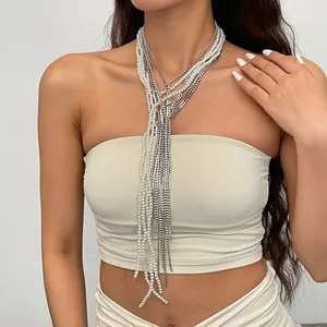 Primo piano di una collana a nappine multistrato in stile vintage con perle e strass.