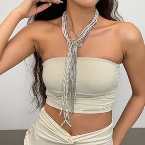 Vista dettagliata di una modella che indossa una collana di perle e strass a più strati