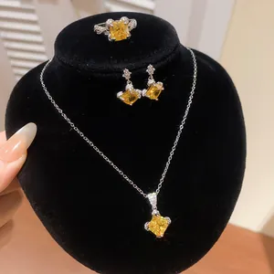 Détail parure bijoux luxe avec zircon jaune collier boucles d'oreilles et bague