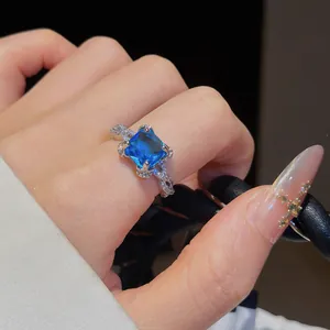 Détail macro d'une bague de luxe avec pierre bleue taille coussin et anneau pavé