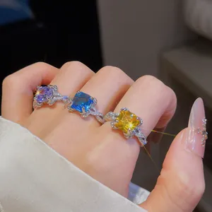 Gros plan sur des bagues en zircon géométriques étincelantes avec anneau argenté