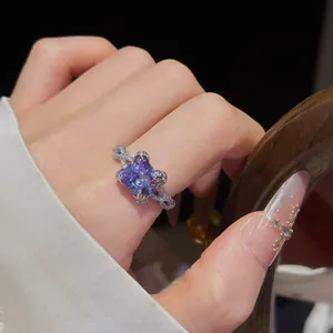 Gros plan d'une bague en argent avec une pierre de zircone cubique violette éclatante.
