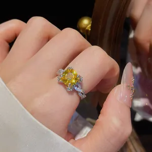 Gros plan détaillé d'une bague en argent de luxe avec un zircon jaune étincelant