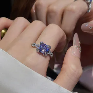 Gros plan d'une bague en argent élégante avec zircon violet carré et micro-pavé.