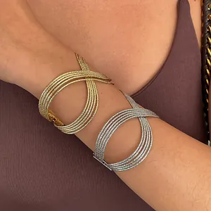 Vue détaillée de bracelets joncs géométriques multicouches dorés et argentés