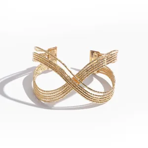 Bracelet jonc géométrique doré multicouche avec une finition métallique texturée