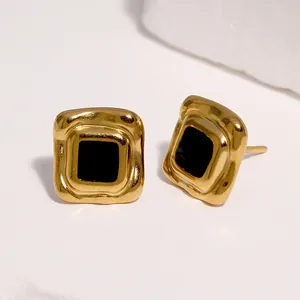 Gedetailleerde close-up van vintage vierkante oorbellen in 18k verguld edelstaal