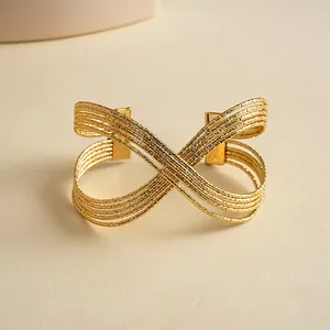 Vue détaillée d'un bracelet manchette géométrique doré à plusieurs rangs