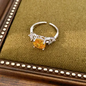Gedetailleerd macro-zicht op een zilveren vintage ring met een gele zirkoonsteen