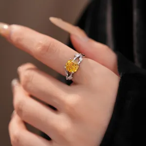 Gedetailleerde macro-opname van een elegante zilverkleurige ring met gele bloemsteen