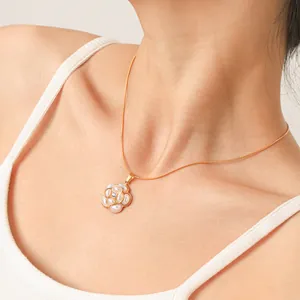 Gros plan d'un élégant collier à pendentif fleur en plaqué or 18 carats.