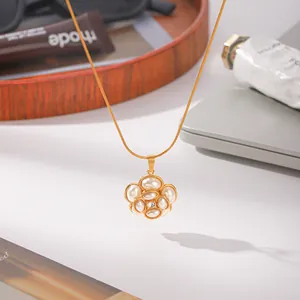 Détail du collier avec pendentif fleur en perles plaqué or 18 carats en acier inoxydable