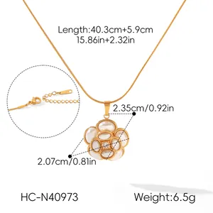 Mesures détaillées du collier en acier doré avec pendentif fleur en perles.