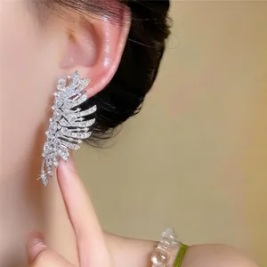 Orecchini a ala con zirconi scintillanti per donna dal design di lusso elegante